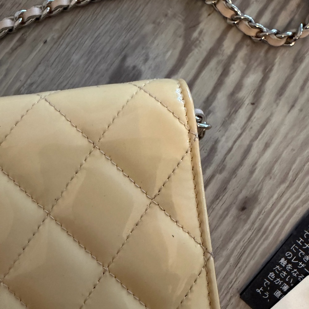 CHANEL Patent Leather WOC Crossbody Flap Bag Beige / Pink - Picture 5 of 16